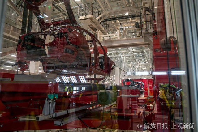Bên trong siêu nhà máy Tesla Thượng Hải: Chủ tịch ngồi cạnh dây chuyền sản xuất, mọi thứ tự động hóa tối đa, dấu vết từng con ốc đều có thể truy xuất - Ảnh 5.