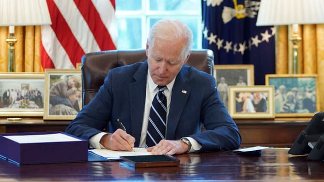 Tổng thống Biden ký luật cứu trợ 1.900 tỷ USD, tiền sắp được rải khắp mọi nơi trên đất Mỹ? - Ảnh 1.