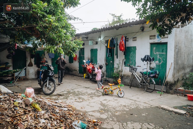 Cuộc sống hiện tại của người bố địu con bán bọc chân chống xe máy ở Hà Nội: Bé gái đã được đến trường - Ảnh 1.