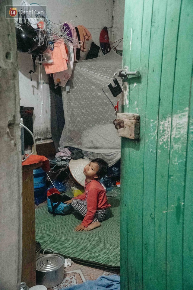 Cuộc sống hiện tại của người bố địu con bán bọc chân chống xe máy ở Hà Nội: Bé gái đã được đến trường - Ảnh 2.