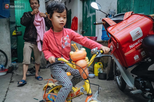 Cuộc sống hiện tại của người bố địu con bán bọc chân chống xe máy ở Hà Nội: Bé gái đã được đến trường - Ảnh 11.