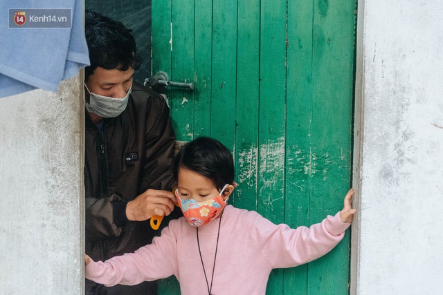 Cuộc sống hiện tại của người bố địu con bán bọc chân chống xe máy ở Hà Nội: Bé gái đã được đến trường - Ảnh 13.