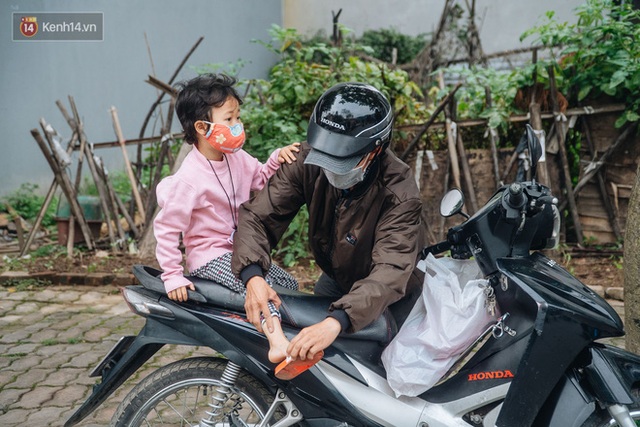Cuộc sống hiện tại của người bố địu con bán bọc chân chống xe máy ở Hà Nội: Bé gái đã được đến trường - Ảnh 14.
