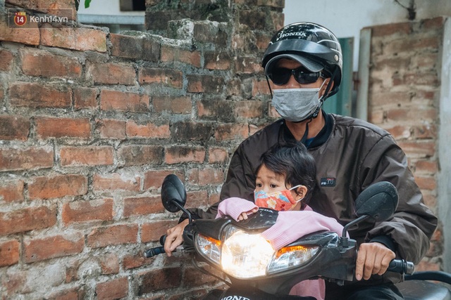 Cuộc sống hiện tại của người bố địu con bán bọc chân chống xe máy ở Hà Nội: Bé gái đã được đến trường - Ảnh 15.