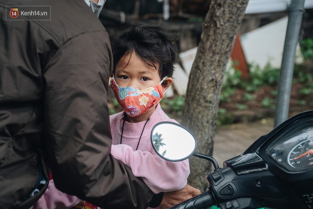Cuộc sống hiện tại của người bố địu con bán bọc chân chống xe máy ở Hà Nội: Bé gái đã được đến trường - Ảnh 16.