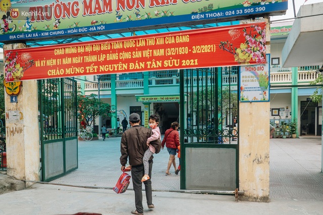 Cuộc sống hiện tại của người bố địu con bán bọc chân chống xe máy ở Hà Nội: Bé gái đã được đến trường - Ảnh 17.