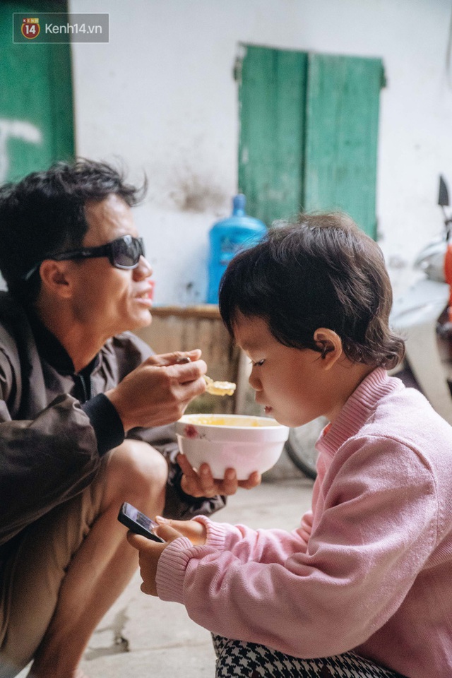 Cuộc sống hiện tại của người bố địu con bán bọc chân chống xe máy ở Hà Nội: Bé gái đã được đến trường - Ảnh 20.