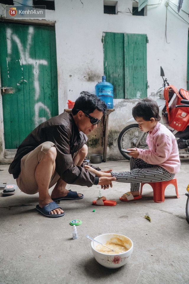 Cuộc sống hiện tại của người bố địu con bán bọc chân chống xe máy ở Hà Nội: Bé gái đã được đến trường - Ảnh 21.