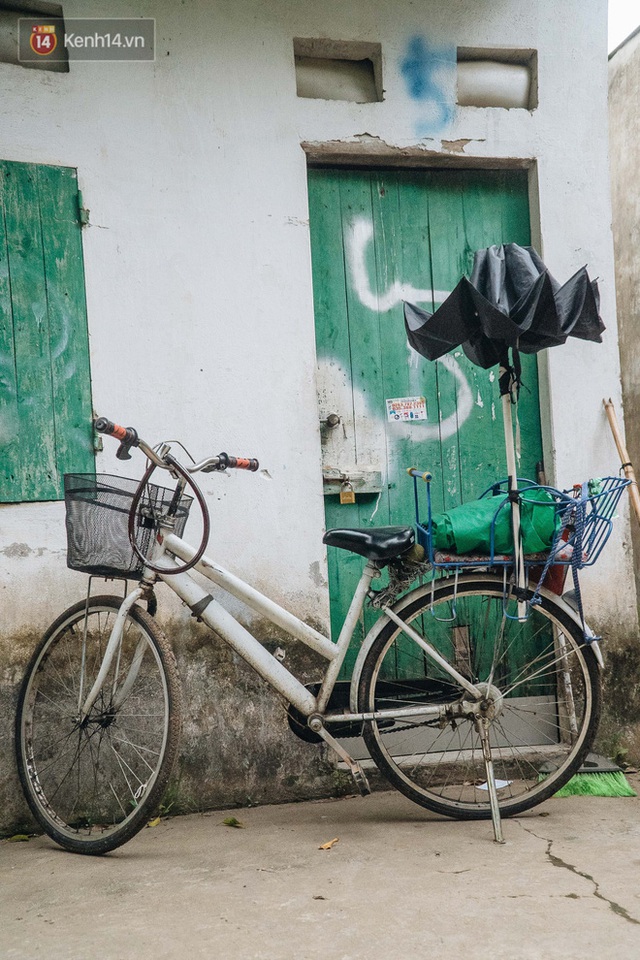Cuộc sống hiện tại của người bố địu con bán bọc chân chống xe máy ở Hà Nội: Bé gái đã được đến trường - Ảnh 4.
