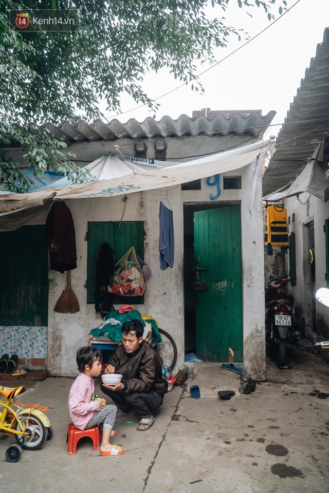 Cuộc sống hiện tại của người bố địu con bán bọc chân chống xe máy ở Hà Nội: Bé gái đã được đến trường - Ảnh 5.