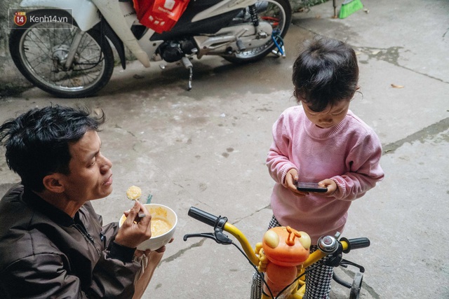 Cuộc sống hiện tại của người bố địu con bán bọc chân chống xe máy ở Hà Nội: Bé gái đã được đến trường - Ảnh 7.