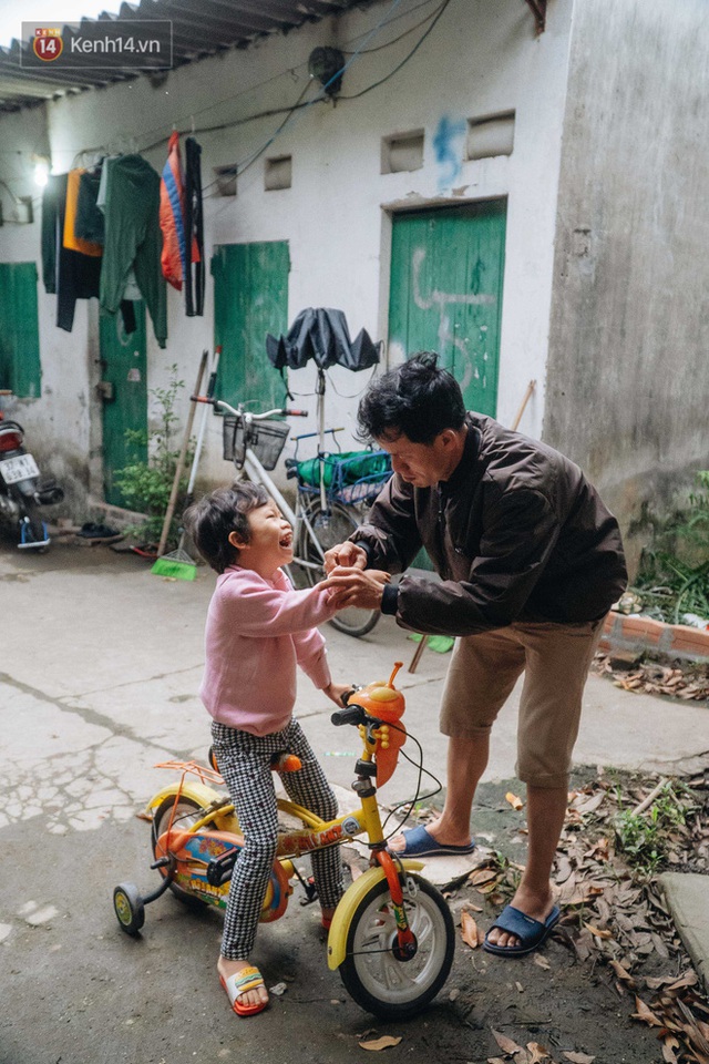 Cuộc sống hiện tại của người bố địu con bán bọc chân chống xe máy ở Hà Nội: Bé gái đã được đến trường - Ảnh 8.