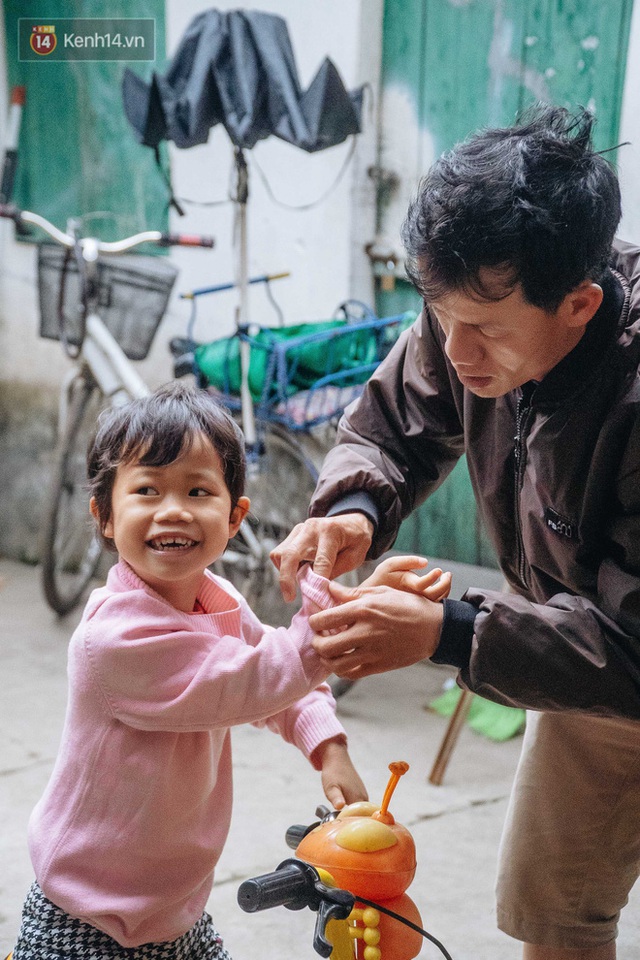 Cuộc sống hiện tại của người bố địu con bán bọc chân chống xe máy ở Hà Nội: Bé gái đã được đến trường - Ảnh 9.