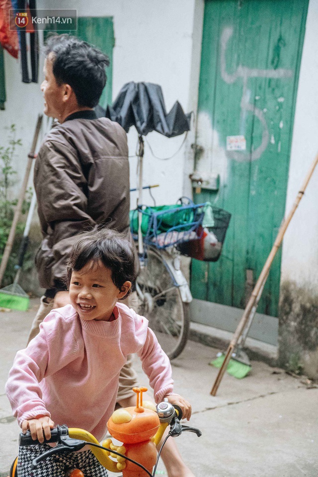 Cuộc sống hiện tại của người bố địu con bán bọc chân chống xe máy ở Hà Nội: Bé gái đã được đến trường - Ảnh 10.