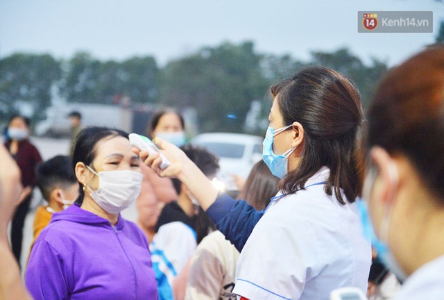 Hàng trăm người dân thực hiện khai báo y tế, chờ vào lễ Chùa Hương trong ngày đầu mở cửa trở lại - Ảnh 12.