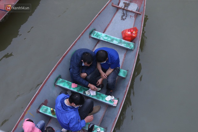 Ảnh: Du khách đi lễ chùa Hương ngang nhiên mở sới bạc trên thuyền - Ảnh 13.