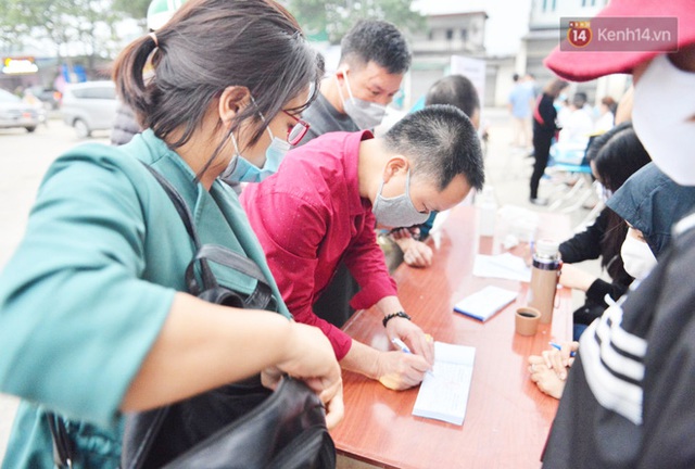 Hàng trăm người dân thực hiện khai báo y tế, chờ vào lễ Chùa Hương trong ngày đầu mở cửa trở lại - Ảnh 6.
