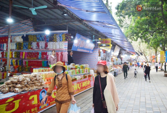 Ảnh: Đi lễ chùa Hương đầu năm, nhiều người dân quên đeo khẩu trang dù BTC liên tục dùng loa nhắc nhở - Ảnh 7.