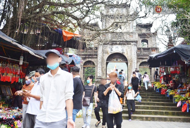 Ảnh: Đi lễ chùa Hương đầu năm, nhiều người dân quên đeo khẩu trang dù BTC liên tục dùng loa nhắc nhở - Ảnh 8.