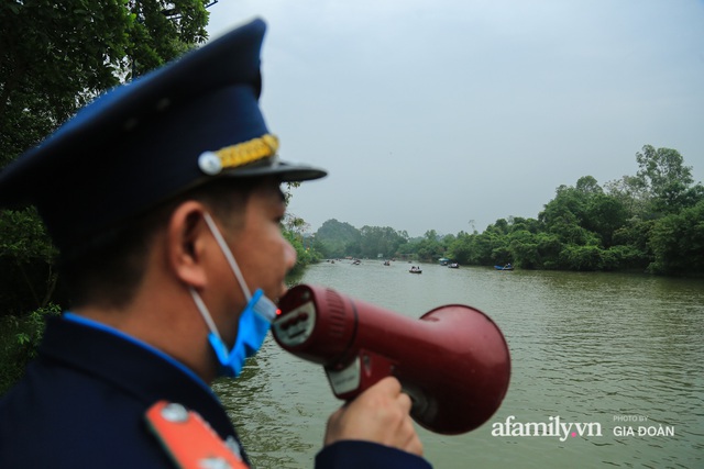 Du khách vô tư mở chiếu bạc trên đò, sát phạt công khai khi đi lễ chùa Hương - Ảnh 8.