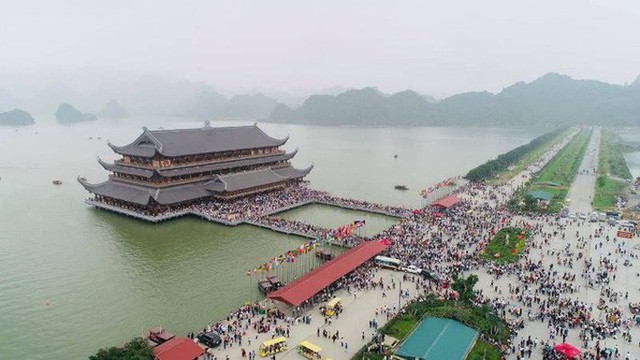  Hàng vạn du khách đổ về chùa Tam Chúc lớn nhất thế giới  - Ảnh 1.