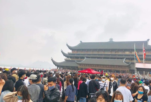 Hàng vạn du khách đổ về chùa Tam Chúc lớn nhất thế giới  - Ảnh 2.