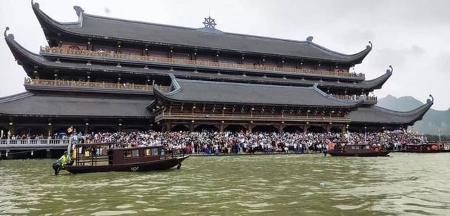  Hàng vạn du khách đổ về chùa Tam Chúc lớn nhất thế giới  - Ảnh 11.