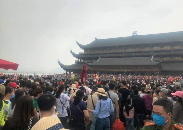  Hàng vạn du khách đổ về chùa Tam Chúc lớn nhất thế giới  - Ảnh 3.