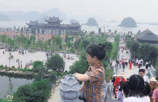  Hàng vạn du khách đổ về chùa Tam Chúc lớn nhất thế giới  - Ảnh 4.
