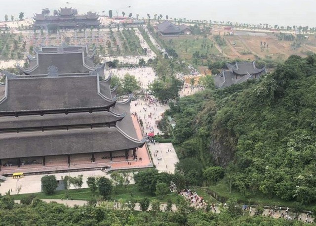  Hàng vạn du khách đổ về chùa Tam Chúc lớn nhất thế giới  - Ảnh 5.