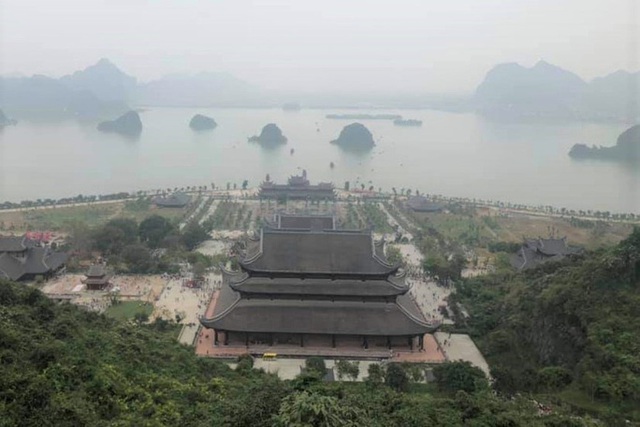  Hàng vạn du khách đổ về chùa Tam Chúc lớn nhất thế giới  - Ảnh 6.