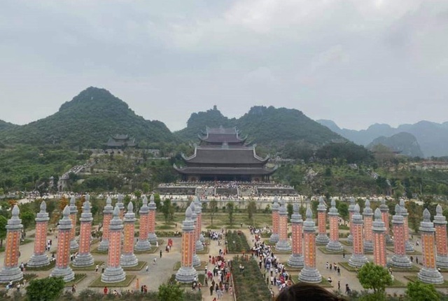  Hàng vạn du khách đổ về chùa Tam Chúc lớn nhất thế giới  - Ảnh 7.