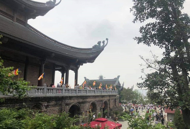  Hàng vạn du khách đổ về chùa Tam Chúc lớn nhất thế giới  - Ảnh 8.
