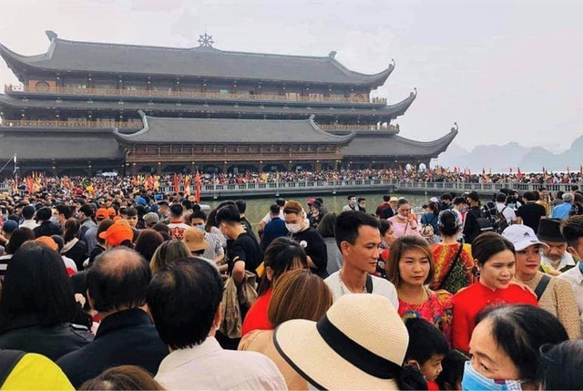  Hàng vạn du khách đổ về chùa Tam Chúc lớn nhất thế giới  - Ảnh 9.
