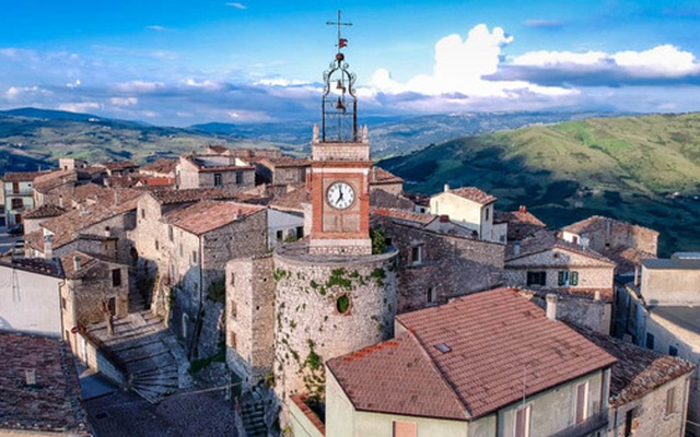 Thị trấn Castropignano, vùng Molise, phía nam của Italy, là thị trấn bắt đầu bán bớt nhà với giá khoảng 1 USD. Ảnh: CNN
