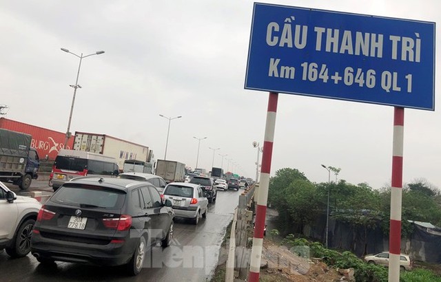 Cầu Thanh Trì ùn tắc trong ngày đầu hạ tốc độ xuống 60km/h - Ảnh 2.