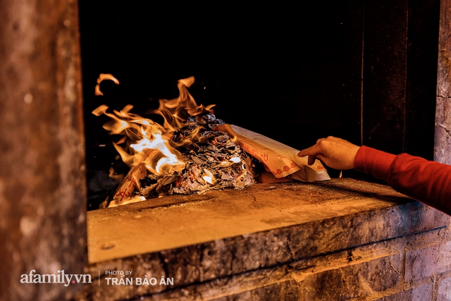 Độc đáo tục đánh kẻ tiểu nhân lưu dấu trăm năm theo chân người Hoa ở Sài Gòn: Nam đạp 7 cái, nữ đạp 9 cái sẽ tiêu hết những điều xui xẻo, diệt được kẻ muốn hại mình!? - Ảnh 17.