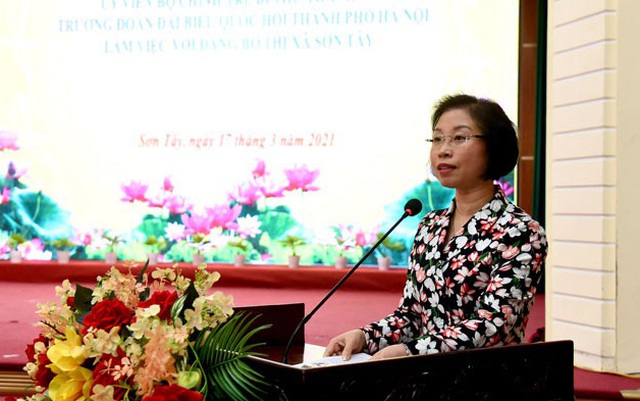 Bí thư Thị uỷ Sơn Tây Phạm Thị Thanh Mai báo cáo tại cuộc làm việc