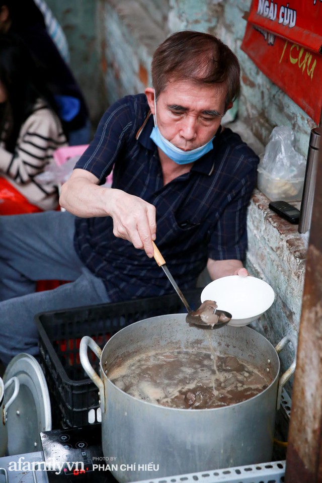 Hàng tiết luộc không mùa đắt khách quanh năm đông cũng như hè, bí quyết là đôi tay kiên trì đun 2 lửa khiến miếng tiết mềm như nhung tan ngay trong miệng - Ảnh 5. Hàng tiết luộc không mùa đắt khách quanh năm đông cũng như hè, bí quyết là đôi tay kiên trì đun 2 lửa khiến miếng tiết mềm như nhung tan ngay trong miệng - Ảnh 5.