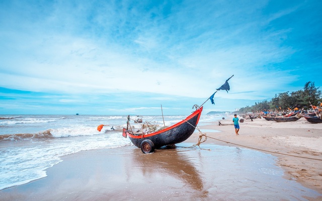 Không khí thân thuộc như được trở về nhà khiến Sầm Sơn níu chân bao thế hệ du khách (Ảnh: Shutter Stock)