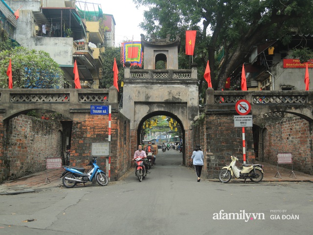 Người đàn ông gần 20 năm canh giữ cửa ô cuối cùng của Hà Nội: Lương chẳng bao nhiêu, áp lực đủ điều nhưng duyên nợ là thứ đứng trên tiền bạc - Ảnh 1.