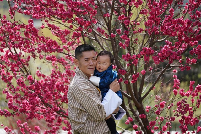 Khoe ảnh gia đình đẹp ngất ngây nhân dịp con trai út tròn 1 tuổi, Hoàng hậu Bhutan lại khiến vạn người mê đắm bởi nhan sắc lên hương - Ảnh 2.