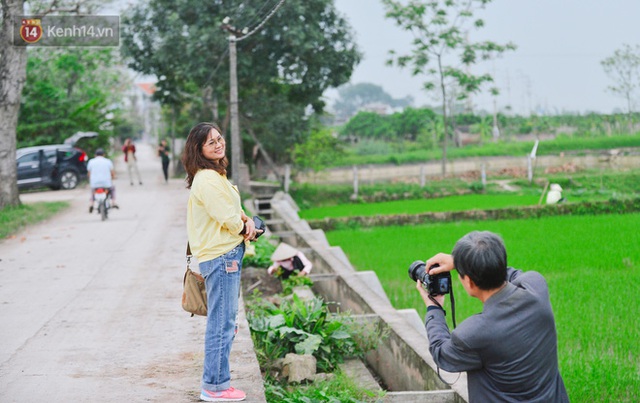 Tháng 3, hoa gạo nở rực góc trời Hà Nội: Thiếu nữ xúng xính áo dài, phó nháy đua nhau săn ảnh - Ảnh 12.