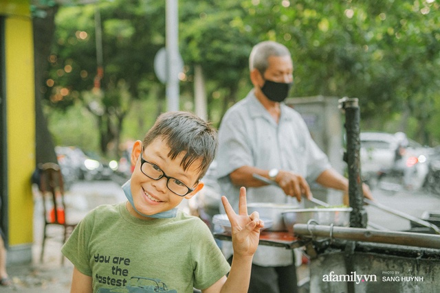 2 mảnh đời già bán bột chiên vỉa hè nuôi đứa cháu nhỏ bị bỏ rơi, hơn 30 năm vẫn treo giá rẻ bèo khiến khách năn nỉ xin ông bà bán đắt hơn chút - Ảnh 17.