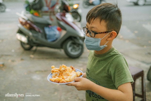 2 mảnh đời già bán bột chiên vỉa hè nuôi đứa cháu nhỏ bị bỏ rơi, hơn 30 năm vẫn treo giá rẻ bèo khiến khách năn nỉ xin ông bà bán đắt hơn chút - Ảnh 19.