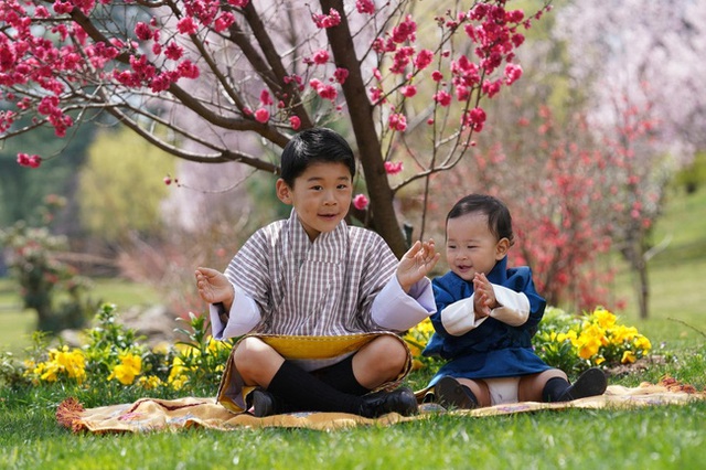 Khoe ảnh gia đình đẹp ngất ngây nhân dịp con trai út tròn 1 tuổi, Hoàng hậu Bhutan lại khiến vạn người mê đắm bởi nhan sắc lên hương - Ảnh 3.