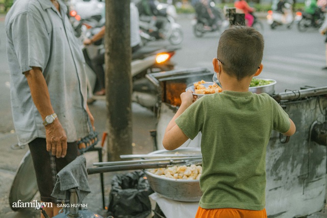 2 mảnh đời già bán bột chiên vỉa hè nuôi đứa cháu nhỏ bị bỏ rơi, hơn 30 năm vẫn treo giá rẻ bèo khiến khách năn nỉ xin ông bà bán đắt hơn chút - Ảnh 21.