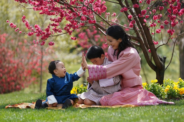 Khoe ảnh gia đình đẹp ngất ngây nhân dịp con trai út tròn 1 tuổi, Hoàng hậu Bhutan lại khiến vạn người mê đắm bởi nhan sắc lên hương - Ảnh 4.