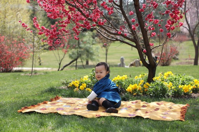 Khoe ảnh gia đình đẹp ngất ngây nhân dịp con trai út tròn 1 tuổi, Hoàng hậu Bhutan lại khiến vạn người mê đắm bởi nhan sắc lên hương - Ảnh 5.