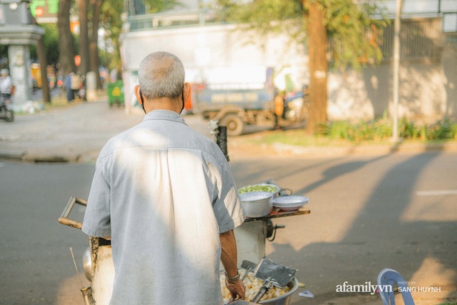 2 mảnh đời già bán bột chiên vỉa hè nuôi đứa cháu nhỏ bị bỏ rơi, hơn 30 năm vẫn treo giá rẻ bèo khiến khách năn nỉ xin ông bà bán đắt hơn chút - Ảnh 7.